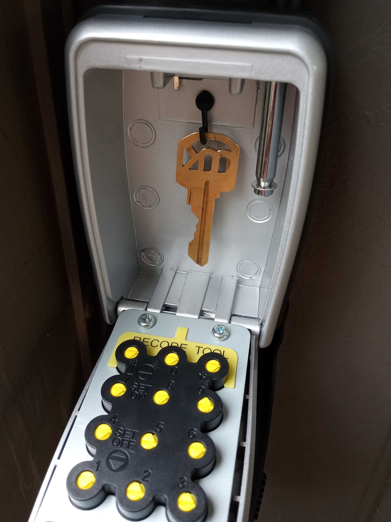 Boîte à clés à code ouverte avec la clé du bien